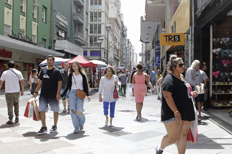 Abertura se estende ao comércio de rua, e shoppings seguem operação seguindo cada local