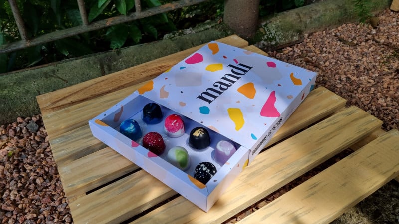 O diferencial do produto, segundo Amanda, &eacute; a t&eacute;cnica russa de pintar as trufas, que chama a aten&ccedil;&atilde;o por suas cores vibrantes Foto: ADRIELLY ARA&Uacute;JO/ESPECIAL/JC