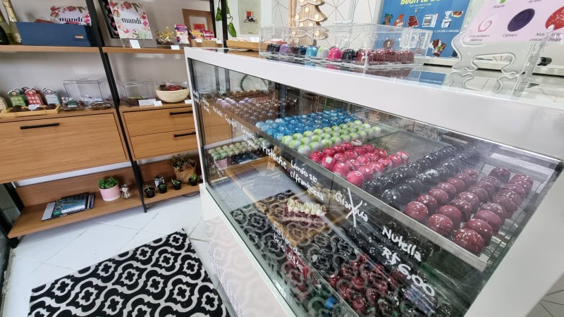 A confeitaria produz trufas, tortas com op&ccedil;&otilde;es 100% veganas, brownies, barrinhas de chocolate e kits sortidos Foto: ADRIELLY ARA&Uacute;JO/ESPECIAL/JC