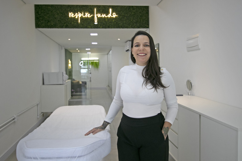  Grasiele Barbosa &eacute; a profissional &agrave; frente do Glam Foto: LUIZA PRADO/JC