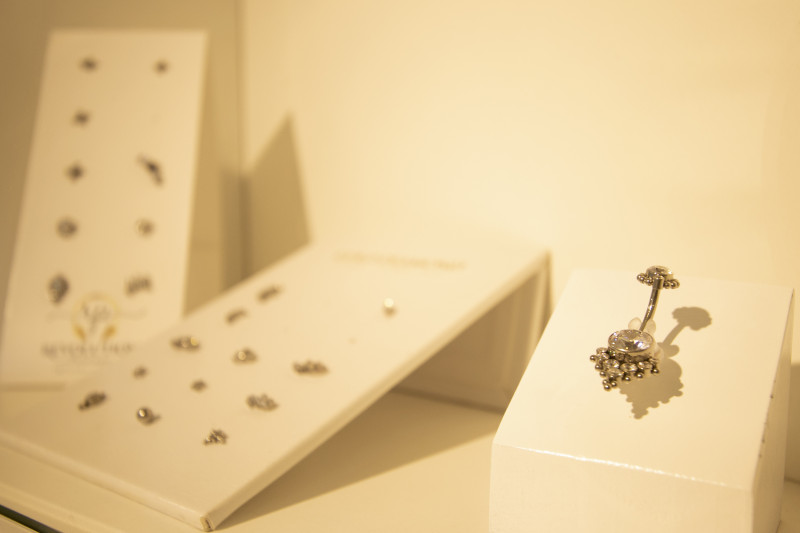 O lugar oferece piercings de ouro e de tit&acirc;nio  Foto: LUIZA PRADO/JC