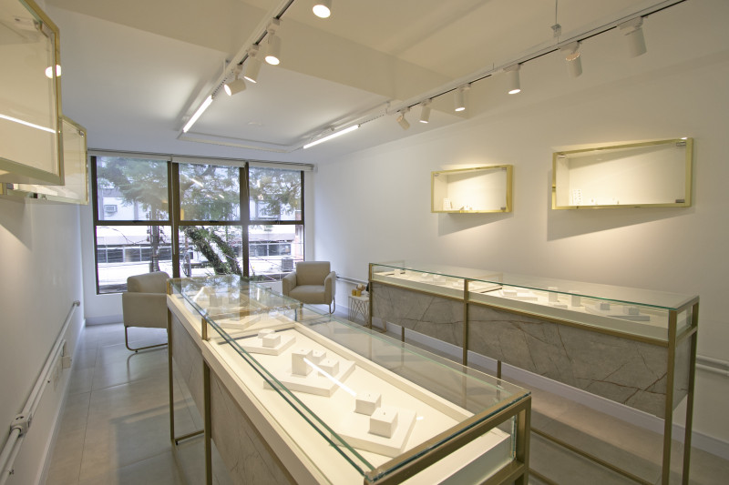 O est&uacute;dio possui uma joalheria espec&iacute;fica com todas as joias da loja  Foto: LUIZA PRADO/JC