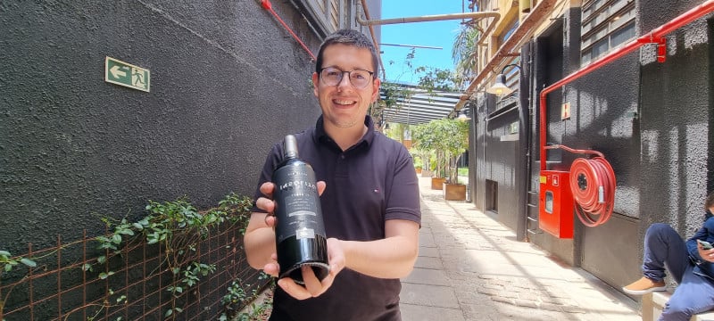 {'nm_midia_inter_thumb1':'https://www.jornaldocomercio.com/_midias/jpg/2022/12/28/206x137/1_minuto_varejo_guia_rs_sabores_vinho_foppa_tenuta-9882316.jpg', 'id_midia_tipo':'2', 'id_tetag_galer':'', 'id_midia':'63ac4cea15f6b', 'cd_midia':9882316, 'ds_midia_link': 'https://www.jornaldocomercio.com/_midias/jpg/2022/12/28/minuto_varejo_guia_rs_sabores_vinho_foppa_tenuta-9882316.jpg', 'ds_midia': 'Foppa mostra o Insólito, da Tenuta, que também produz vinho nos EUA', 'ds_midia_credi': 'PATRÍCIA COMUNELLO/ESPECIAL/JC', 'ds_midia_titlo': 'Foppa mostra o Insólito, da Tenuta, que também produz vinho nos EUA', 'cd_tetag': '1', 'cd_midia_w': '800', 'cd_midia_h': '360', 'align': 'Left'}