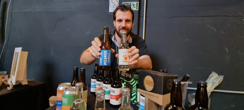 {'nm_midia_inter_thumb1':'https://www.jornaldocomercio.com/_midias/jpg/2022/12/28/206x137/1_minuto_varejo_guia_sabores_rs_cerveja_alcapone_jornal_do_comercio-9882401.jpg', 'id_midia_tipo':'2', 'id_tetag_galer':'', 'id_midia':'63ac51e9636ef', 'cd_midia':9882401, 'ds_midia_link': 'https://www.jornaldocomercio.com/_midias/jpg/2022/12/28/minuto_varejo_guia_sabores_rs_cerveja_alcapone_jornal_do_comercio-9882401.jpg', 'ds_midia': 'Minuto Varejo - reportagem especial - guia sabores RS - Alcapone - cervejaria - Andrews Calcagnotto - dono - bebidas - gaúchas', 'ds_midia_credi': 'PATRÍCIA COMUNELLO/ESPECIAL/JC', 'ds_midia_titlo': 'Minuto Varejo - reportagem especial - guia sabores RS - Alcapone - cervejaria - Andrews Calcagnotto - dono - bebidas - gaúchas', 'cd_tetag': '1', 'cd_midia_w': '800', 'cd_midia_h': '360', 'align': 'Left'}