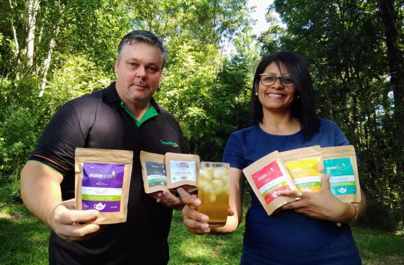 Roman e a sócia Ariana com a seleção de produtos derivados do mate