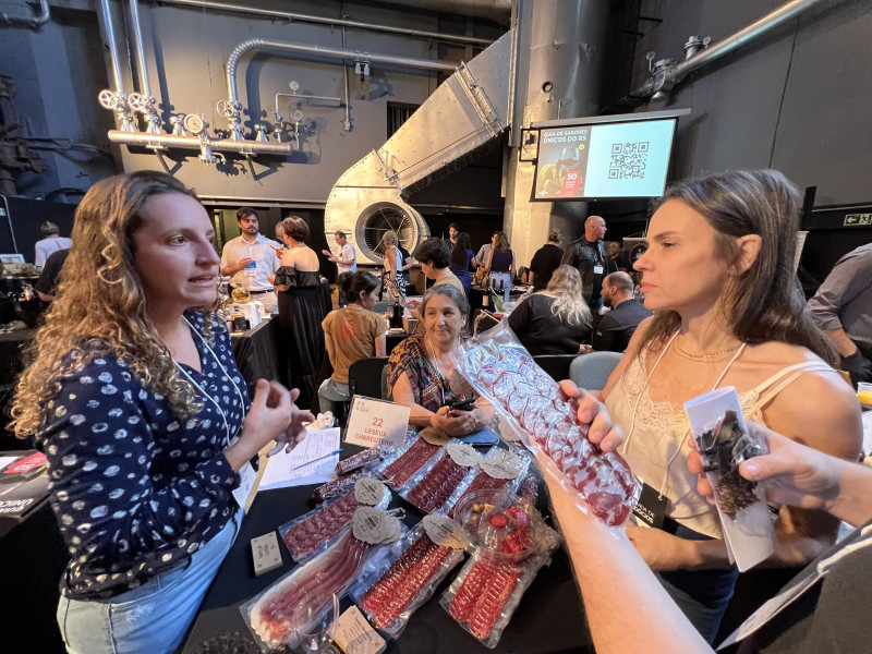 {'nm_midia_inter_thumb1':'https://www.jornaldocomercio.com/_midias/jpg/2022/12/28/206x137/1_minuto_varejo_guia_sabores_rs_leseux_charcuterie_compradores_jornal_do_comercio-9882364.jpg', 'id_midia_tipo':'2', 'id_tetag_galer':'', 'id_midia':'63ac4f8407c38', 'cd_midia':9882364, 'ds_midia_link': 'https://www.jornaldocomercio.com/_midias/jpg/2022/12/28/minuto_varejo_guia_sabores_rs_leseux_charcuterie_compradores_jornal_do_comercio-9882364.jpg', 'ds_midia': 'Luciane (direita) conhece as linhas de salames da Leseux Charcuterie', 'ds_midia_credi': 'PATRÍCIA COMUNELLO/ESPECIAL/JC', 'ds_midia_titlo': 'Luciane (direita) conhece as linhas de salames da Leseux Charcuterie', 'cd_tetag': '1', 'cd_midia_w': '800', 'cd_midia_h': '600', 'align': 'Left'}