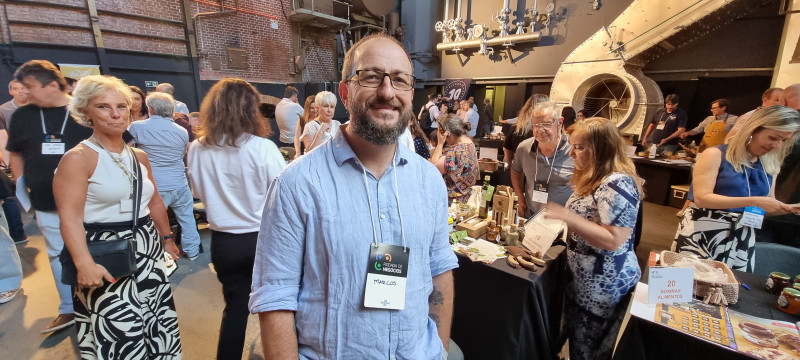 {'nm_midia_inter_thumb1':'https://www.jornaldocomercio.com/_midias/jpg/2022/12/28/206x137/1_minuto_varejo_guia_sabores_rs_liv_restaurantes_jornal_do_comercio-9882386.jpg', 'id_midia_tipo':'2', 'id_tetag_galer':'', 'id_midia':'63ac50fb4d828', 'cd_midia':9882386, 'ds_midia_link': 'https://www.jornaldocomercio.com/_midias/jpg/2022/12/28/minuto_varejo_guia_sabores_rs_liv_restaurantes_jornal_do_comercio-9882386.jpg', 'ds_midia': 'O chef Livi escolheu diversos produtos para usar em seus restaurantes', 'ds_midia_credi': 'PATRÍCIA COMUNELLO/ESPECIAL/JC', 'ds_midia_titlo': 'O chef Livi escolheu diversos produtos para usar em seus restaurantes', 'cd_tetag': '1', 'cd_midia_w': '800', 'cd_midia_h': '360', 'align': 'Left'}