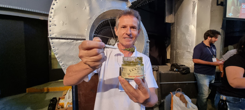 {'nm_midia_inter_thumb1':'https://www.jornaldocomercio.com/_midias/jpg/2022/12/28/206x137/1_minuto_varejo_guia_sabores_rs_pesto_pinhao_eccelso_jornal_do_comercio-9882379.jpg', 'id_midia_tipo':'2', 'id_tetag_galer':'', 'id_midia':'63ac508420e7f', 'cd_midia':9882379, 'ds_midia_link': 'https://www.jornaldocomercio.com/_midias/jpg/2022/12/28/minuto_varejo_guia_sabores_rs_pesto_pinhao_eccelso_jornal_do_comercio-9882379.jpg', 'ds_midia': 'Marodin diz que o pesto com pinh&atilde;o explora ingrediente t&iacute;pico da regi&atilde;o', 'ds_midia_credi': 'PATR&Iacute;CIA COMUNELLO/ESPECIAL/JC', 'ds_midia_titlo': 'Marodin diz que o pesto com pinh&atilde;o explora ingrediente t&iacute;pico da regi&atilde;o', 'cd_tetag': '1', 'cd_midia_w': '800', 'cd_midia_h': '360', 'align': 'Left'}