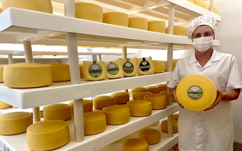 Catia mostra variedades que produz na propriedade situada em São Francisco de Paula