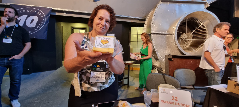 {'nm_midia_inter_thumb1':'https://www.jornaldocomercio.com/_midias/jpg/2022/12/28/206x137/1_minuto_varejo_guia_sabores_rs_queijo_da_rose_jornal_do_comercio-9882372.jpg', 'id_midia_tipo':'2', 'id_tetag_galer':'', 'id_midia':'63ac5010082b9', 'cd_midia':9882372, 'ds_midia_link': 'https://www.jornaldocomercio.com/_midias/jpg/2022/12/28/minuto_varejo_guia_sabores_rs_queijo_da_rose_jornal_do_comercio-9882372.jpg', 'ds_midia': 'Thaïs apresenta os queijos DonaRosa, feitos pela mãe em Alegrete', 'ds_midia_credi': 'PATRÍCIA COMUNELLO/ESPECIAL/JC', 'ds_midia_titlo': 'Thaïs apresenta os queijos DonaRosa, feitos pela mãe em Alegrete', 'cd_tetag': '1', 'cd_midia_w': '800', 'cd_midia_h': '360', 'align': 'Left'}