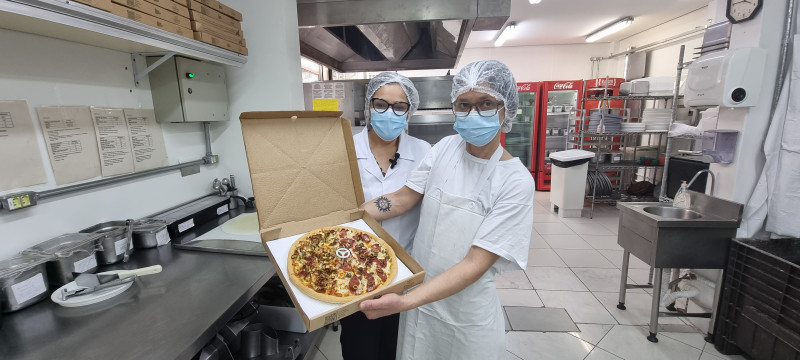 {'nm_midia_inter_thumb1':'https://www.jornaldocomercio.com/_midias/jpg/2022/12/29/206x137/1_20220824_154712-9884094.jpg', 'id_midia_tipo':'2', 'id_tetag_galer':'', 'id_midia':'63adc8cf995e8', 'cd_midia':9884094, 'ds_midia_link': 'https://www.jornaldocomercio.com/_midias/jpg/2022/12/29/20220824_154712-9884094.jpg', 'ds_midia': 'Cristiane (à esquerda), com Valéria, diz que os cuidados na cozinha evitam contaminação cruzada com glúten', 'ds_midia_credi': 'PATRÍCIA COMUNELLO /ESPECIAL/JC', 'ds_midia_titlo': 'Cristiane (à esquerda), com Valéria, diz que os cuidados na cozinha evitam contaminação cruzada com glúten', 'cd_tetag': '1', 'cd_midia_w': '800', 'cd_midia_h': '360', 'align': 'Left'}