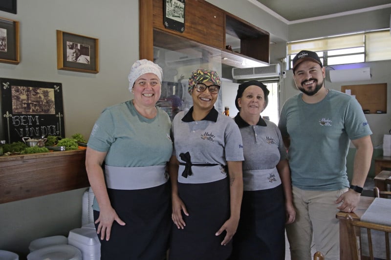  Fernanda, Joice, Marcia e Felipe Amaral montam juntos as ideias de pratos para o card&aacute;pio Foto: LUIZA PRADO/JC