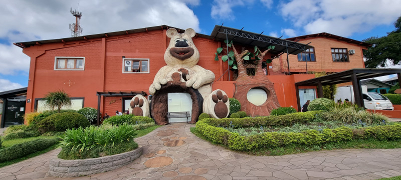 {'nm_midia_inter_thumb1':'https://www.jornaldocomercio.com/_midias/jpg/2022/12/29/206x137/1_minuto_varejo_chocolataria_lugano_jornal_do_comercio_3-9884068.jpg', 'id_midia_tipo':'2', 'id_tetag_galer':'', 'id_midia':'63adc375da951', 'cd_midia':9884068, 'ds_midia_link': 'https://www.jornaldocomercio.com/_midias/jpg/2022/12/29/minuto_varejo_chocolataria_lugano_jornal_do_comercio_3-9884068.jpg', 'ds_midia': 'Unidade de produção em Gramado tem o mascote Luguito na fachada', 'ds_midia_credi': 'PATRÍCIA COMUNELLO/ESPECIAL/JC', 'ds_midia_titlo': 'Unidade de produção em Gramado tem o mascote Luguito na fachada', 'cd_tetag': '1', 'cd_midia_w': '800', 'cd_midia_h': '360', 'align': 'Left'}