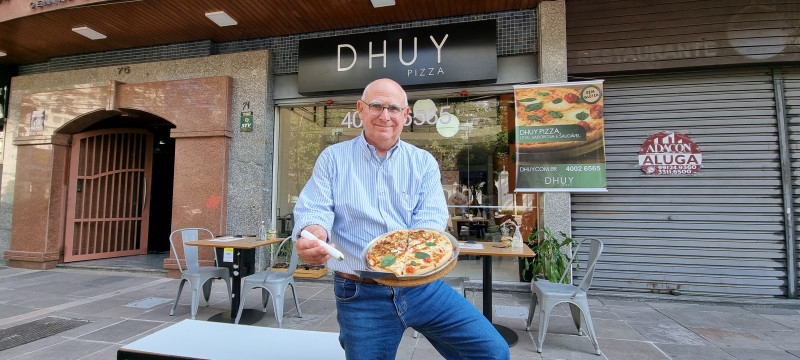 {'nm_midia_inter_thumb1':'https://www.jornaldocomercio.com/_midias/jpg/2022/12/31/206x137/1_minuto_varejo_pizzaria_dhuy_henry_jornal_do_comercio-9885363.jpg', 'id_midia_tipo':'2', 'id_tetag_galer':'', 'id_midia':'63afb22927c1d', 'cd_midia':9885363, 'ds_midia_link': 'https://www.jornaldocomercio.com/_midias/jpg/2022/12/31/minuto_varejo_pizzaria_dhuy_henry_jornal_do_comercio-9885363.jpg', 'ds_midia': 'minuto varejo - Dhuy Pizzaria - equipe pizzaria Henry Chmelnitsky- alimentos - fast-food - Porto Alegre', 'ds_midia_credi': 'PATRÍCIA COMUNELLO/ESPECIAL/JC', 'ds_midia_titlo': 'minuto varejo - Dhuy Pizzaria - equipe pizzaria Henry Chmelnitsky- alimentos - fast-food - Porto Alegre', 'cd_tetag': '1', 'cd_midia_w': '800', 'cd_midia_h': '360', 'align': 'Left'}