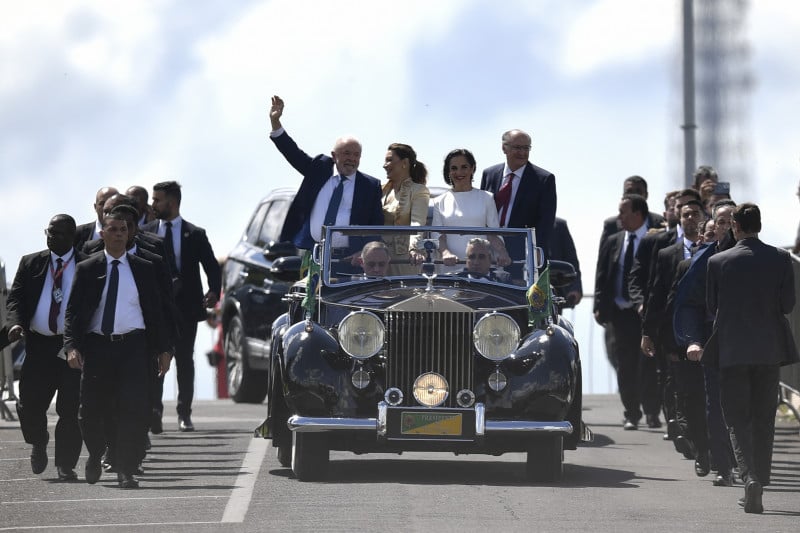 Lula, ao lado da mulher Janja, e do vice Alckmin e a mulher desfilaram de Rolls-Royce