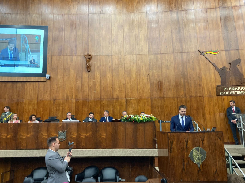 Eduardo Leite tomou posse como governador do RS neste domingo (1)