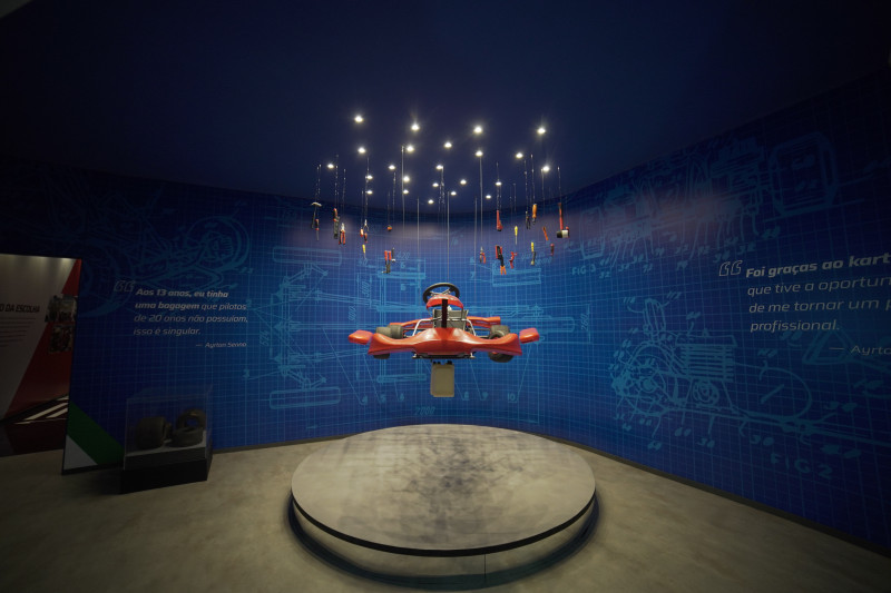 {'nm_midia_inter_thumb1':'https://www.jornaldocomercio.com/_midias/jpg/2023/01/02/206x137/1_exposicao_ayrton_senna_barrashopingsul_minuto_varejo__2_-9886620.jpg', 'id_midia_tipo':'2', 'id_tetag_galer':'', 'id_midia':'63b327e9523a9', 'cd_midia':9886620, 'ds_midia_link': 'https://www.jornaldocomercio.com/_midias/jpg/2023/01/02/exposicao_ayrton_senna_barrashopingsul_minuto_varejo__2_-9886620.jpg', 'ds_midia': 'Exposi&ccedil;&atilde;o - Ayrton Senna - imers&atilde;o - hist&oacute;ria - minuto varejo', 'ds_midia_credi': 'BarraShoppingSul/Divulga&ccedil;&atilde;o/JC', 'ds_midia_titlo': 'Exposi&ccedil;&atilde;o - Ayrton Senna - imers&atilde;o - hist&oacute;ria - minuto varejo', 'cd_tetag': '1', 'cd_midia_w': '800', 'cd_midia_h': '533', 'align': 'Left'}