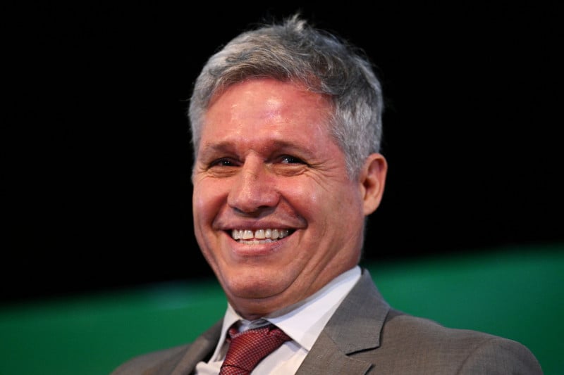 Teixeira assumiu a pasta fazendo o sinal de L, em homenagem ao presidente Lula