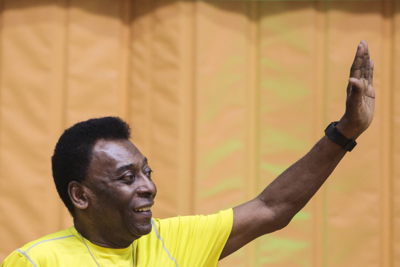  Em 1997, Pel&eacute; foi condecorado por Elizabeth 2&ordf; como Cavaleiro da Coroa Brit&acirc;nica no Pal&aacute;cio de Buckingham