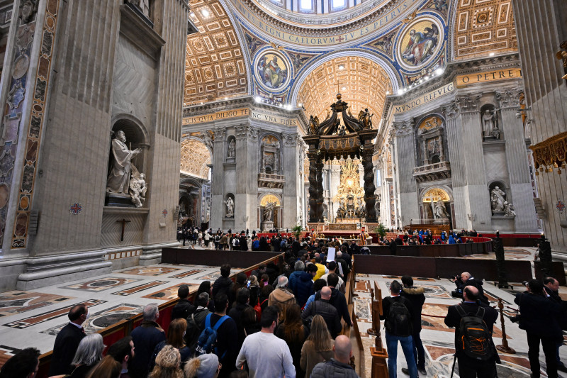 Milhares de pessoas seguem homenageando Joseph Ratzinger