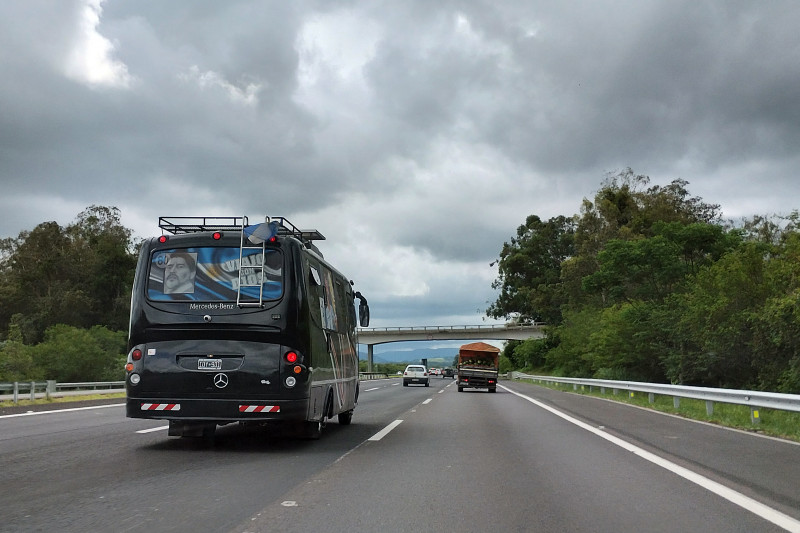 Argentinos na estrada para o litoral brasileiro; freeway; pg3
