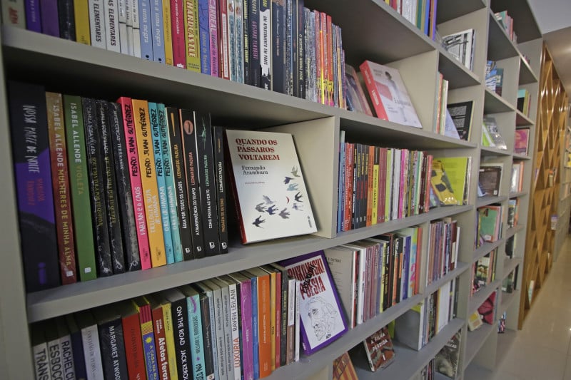 Os pr&oacute;prios s&oacute;cios s&atilde;o os respons&aacute;veis pela curadoria dos livros  Foto: LUIZA PRADO/JC