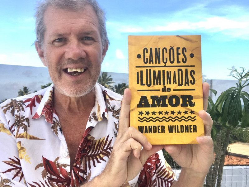 Apresentação que promove o livro Canções Iluminadas de Amor acontece nesta quarta-feira (11)