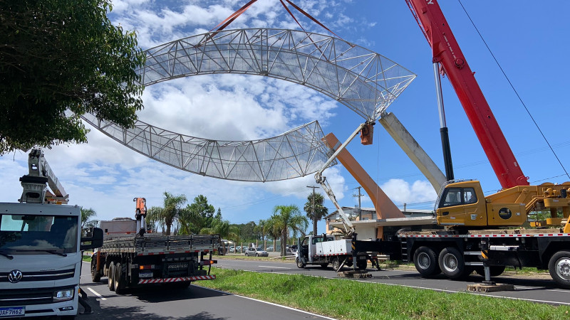 P&oacute;rtico em formato de peixe foi retirado devido a danos identificados na estrutura