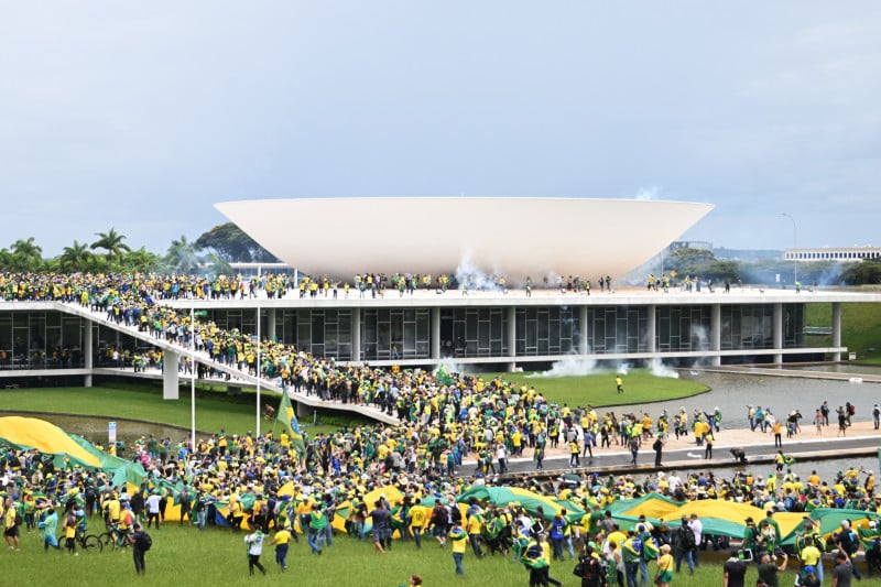 Vestindo verde e amarelo, apoiadores do ex-presidente Jair Bolsonaro avançaram contra sedes dos Três Poderes