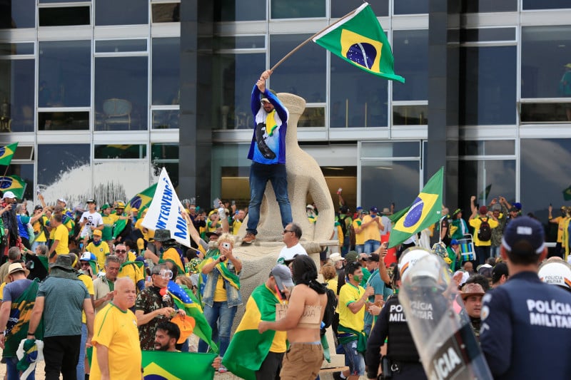 Jornalistas relatam agress&otilde;es e ofensas durante cobertura de vandalismo em  Bras&iacute;lia