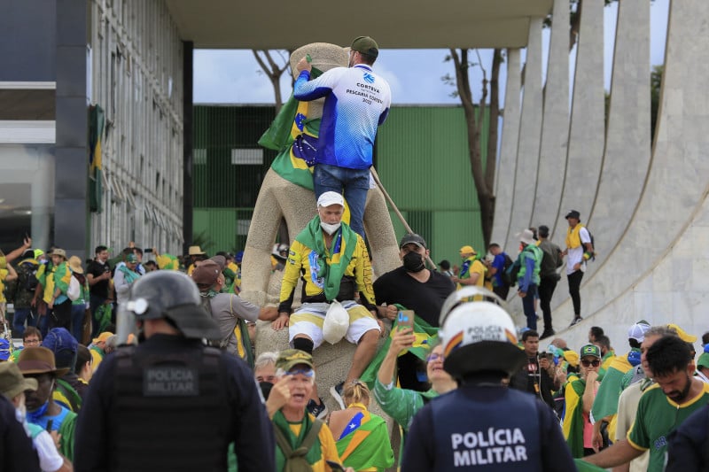Prédios de órgãos públicos em Brasília foram tomados por manifestantes golpistas no domingo (8) passado