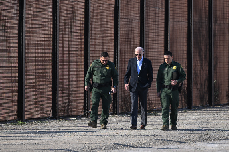 Biden se reuniu com os funcionários da alfândega e da imigração no posto de controle da Ponte das Américas