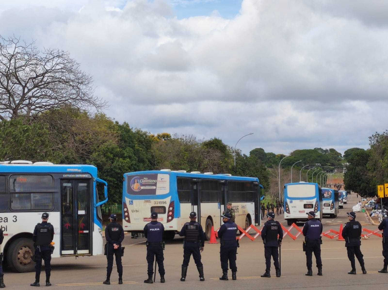Nesta manhã, policiais escoltam os ônibus com os vândalos até a sede da PF em Brasília