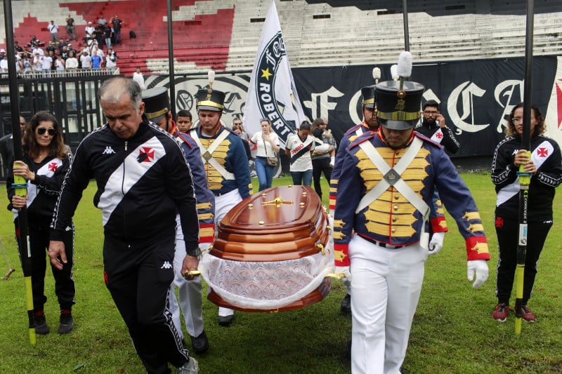 Corpo de Dinamite foi velado próximo a sua estátua em São Januário