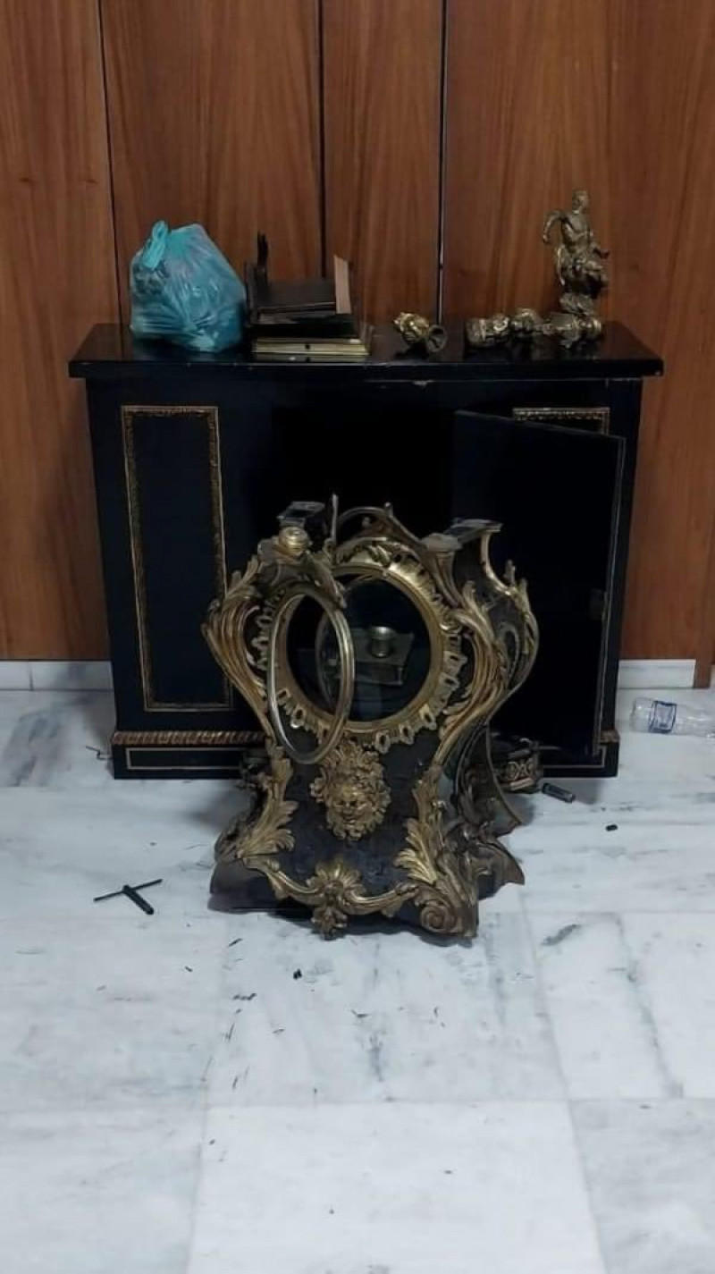 {'nm_midia_inter_thumb1':'https://www.jornaldocomercio.com/_midias/jpg/2023/01/09/206x137/1_relogio_luis_xiv_randolfe-9892931.jpg', 'id_midia_tipo':'2', 'id_tetag_galer':'', 'id_midia':'63bc6dce0abf6', 'cd_midia':9892931, 'ds_midia_link': 'https://www.jornaldocomercio.com/_midias/jpg/2023/01/09/relogio_luis_xiv_randolfe-9892931.jpg', 'ds_midia': 'Obras de Di Cavalcanti, Becqueret e Peretti foram atingidas; apesar dos danos, avalia&ccedil;&atilde;o &eacute; de que maioria poder&aacute; ser recuperada, com exce&ccedil;&atilde;o de rel&oacute;gio presenteado por Lu&iacute;s XIV', 'ds_midia_credi': 'RANDOLFE RODRIGUES/INSTAGRAM/REPRODU&Ccedil;&Atilde;O/JC', 'ds_midia_titlo': 'Obras de Di Cavalcanti, Becqueret e Peretti foram atingidas; apesar dos danos, avalia&ccedil;&atilde;o &eacute; de que maioria poder&aacute; ser recuperada, com exce&ccedil;&atilde;o de rel&oacute;gio presenteado por Lu&iacute;s XIV', 'cd_tetag': '1', 'cd_midia_w': '800', 'cd_midia_h': '1425', 'align': 'Left'}