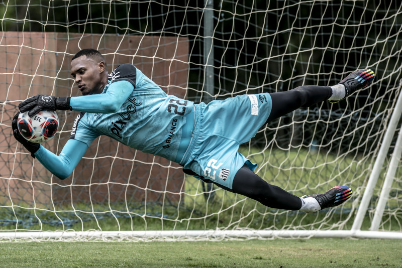 Com a saída de Daniel, John chega ao Beira-Rio para fazer sombra a Keiller