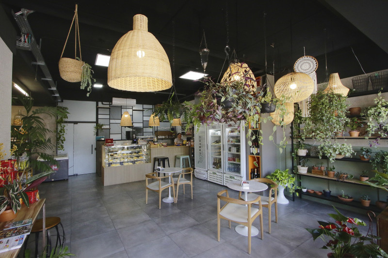 Al&eacute;m dos caf&eacute;s, ch&aacute;s e tradicionais quitutes de cafeteria, o neg&oacute;cio tamb&eacute;m oferece op&ccedil;&otilde;es de kits e cestas de presente Foto: T&Acirc;NIA MEINERZ/JC