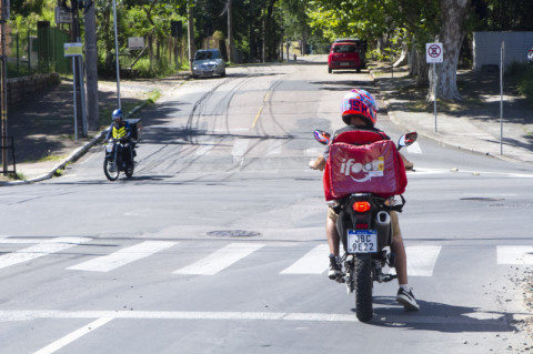Plataformizados trabalham 5,4 horas a mais que outros trabalhadores do setor privado