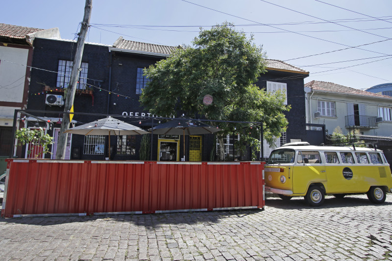 A famosa kombi amarela fica estacionada na frente do restaurante  Foto: LUIZA PRADO/JC