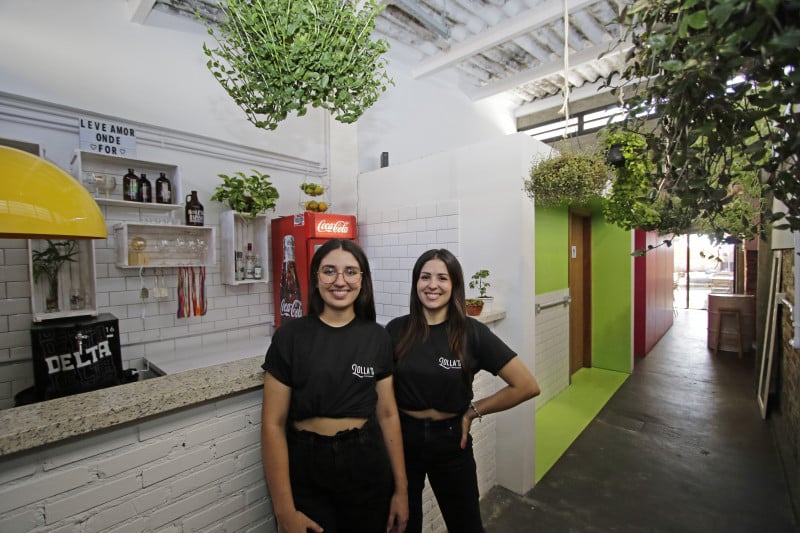 Eduarda Franzen e Deisi Poggere s&atilde;o as respons&aacute;veis pelos quitutes da casa Foto: LUIZA PRADO/JC