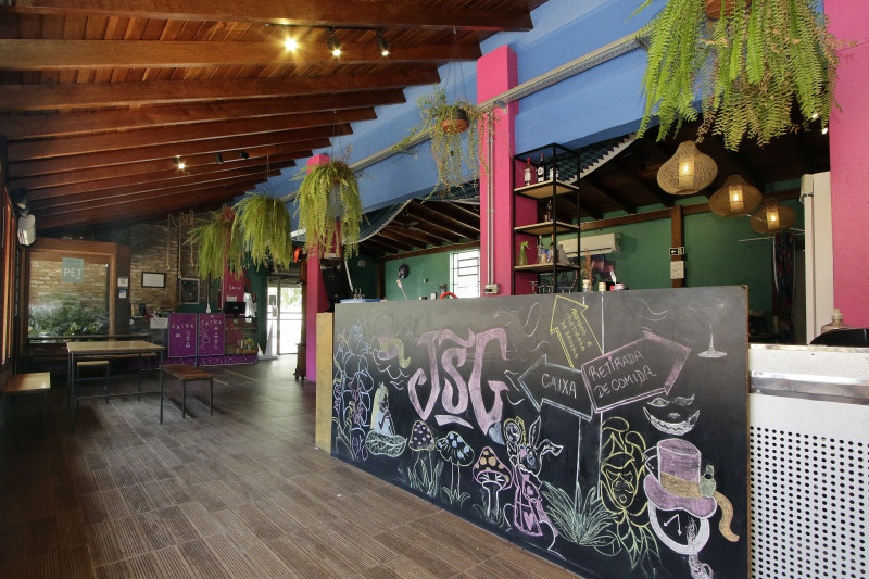 Todo o card&aacute;pio de drinks leva o nome dos personagens da hist&oacute;ria  Foto: T&Acirc;NIA MEINERZ/JC