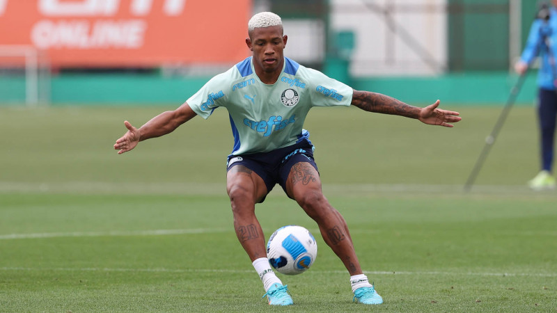 Meio-campista de 21 anos tinha o sonho de atuar na Europa e será companheiro de Gustavo Scarpa no time inglês