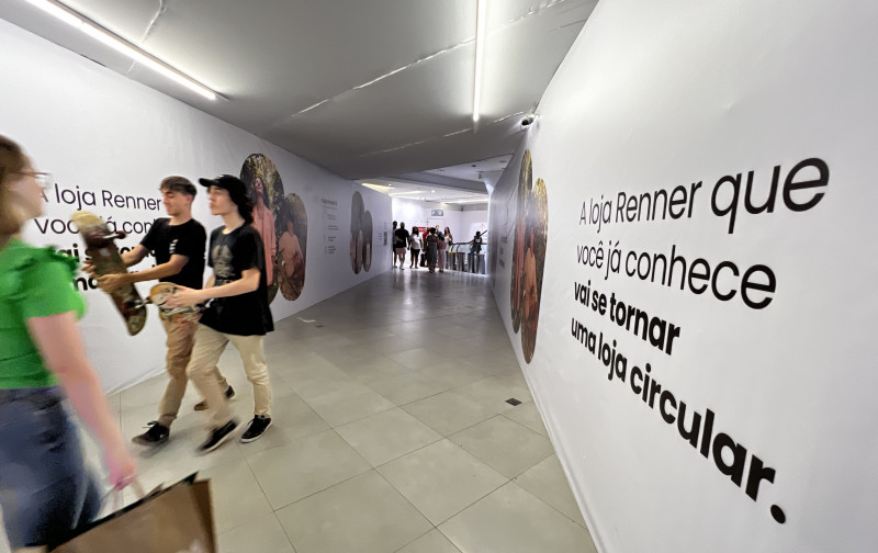 {'nm_midia_inter_thumb1':'https://www.jornaldocomercio.com/_midias/jpg/2023/01/13/206x137/1_minuto_varejo_renner_circular_iguatemi_jornal_do_comercio_2-9898691.jpg', 'id_midia_tipo':'2', 'id_tetag_galer':'', 'id_midia':'63c1e1153caa2', 'cd_midia':9898691, 'ds_midia_link': 'https://www.jornaldocomercio.com/_midias/jpg/2023/01/13/minuto_varejo_renner_circular_iguatemi_jornal_do_comercio_2-9898691.jpg', 'ds_midia': 'Minuto Varejo - Renner - nova loja - reforma no Shopping Iguatemi - vai virar loja circular - visual tapumes - envelopamento - Porto Alegre - sustentabilidade', 'ds_midia_credi': 'PATR&Iacute;CIA COMUNELLO/ESPECIAL/JC', 'ds_midia_titlo': 'Minuto Varejo - Renner - nova loja - reforma no Shopping Iguatemi - vai virar loja circular - visual tapumes - envelopamento - Porto Alegre - sustentabilidade', 'cd_tetag': '1', 'cd_midia_w': '800', 'cd_midia_h': '504', 'align': 'Left'}