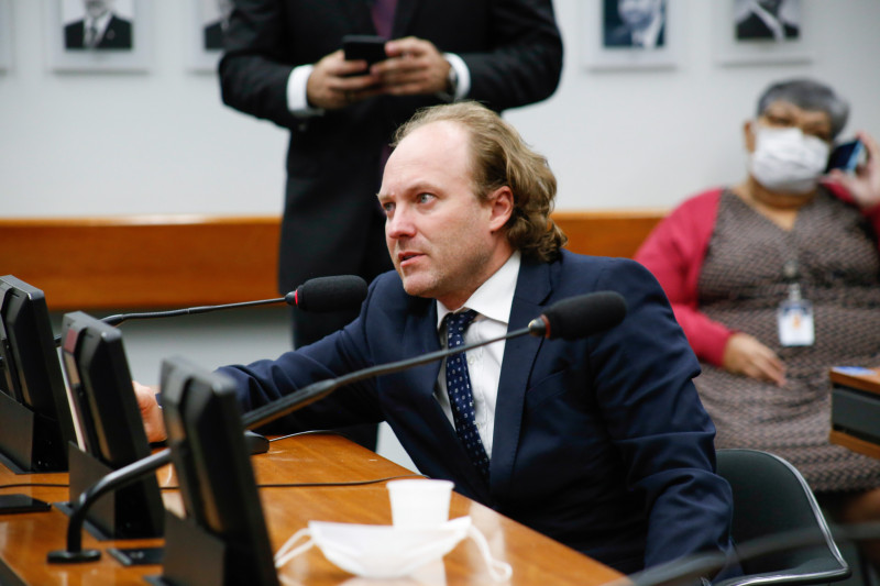 Agostinho, cujo mandato na Câmara dos Deputados se encerra em janeiro, é biólogo, ambientalista e advogado