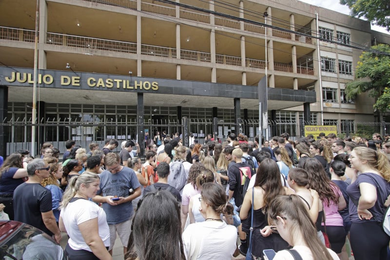 Estudantes que realizam o vestibular da Ufrgs no Col&eacute;gio J&uacute;lio de Castilhos precisaram aguardar no sol por pelo menos 20 minutos at&eacute; que o port&atilde;o fosse aberto, &agrave;s 13h50min deste s&aacute;bado (14)
