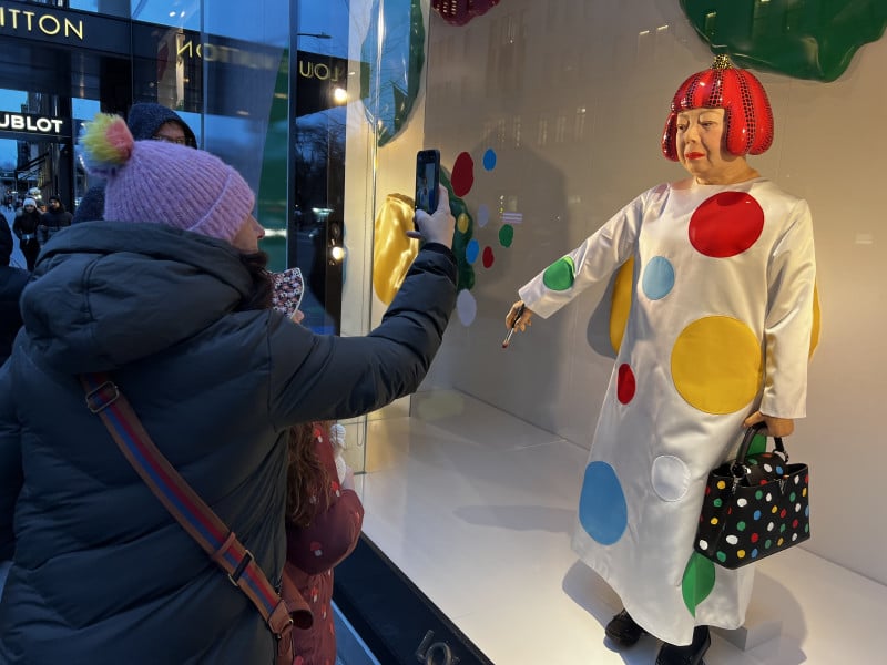 Atração está na vitrine da Louis Vuitton e tem muito realismo