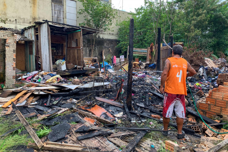 Casa totalmente destruída pelo fogo em vila do bairro Cristal, no início de 2021