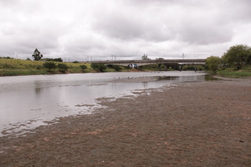 Baixo n&iacute;vel da &aacute;gua fez com que banco de areia se formasse