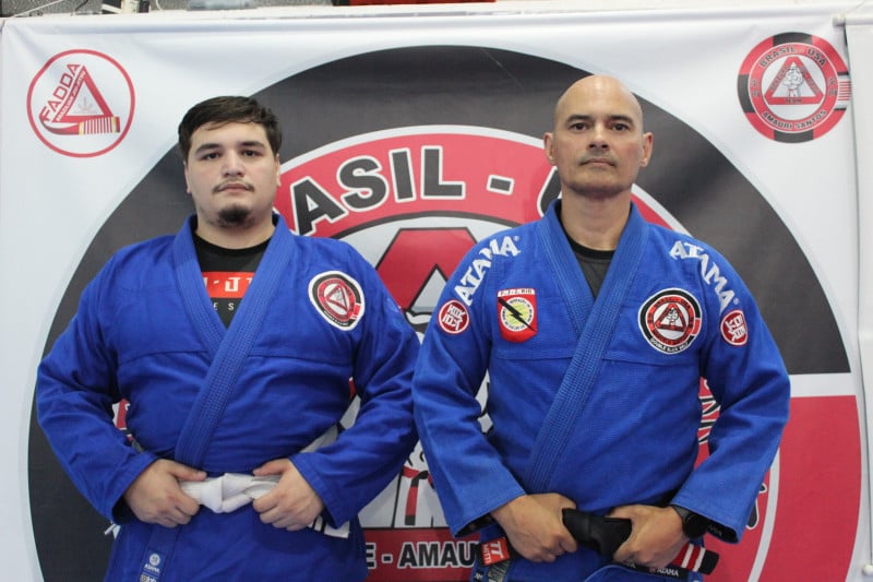 O atleta Jonathan Borcelli e o sensei Marcelo Martins, da equipe Brazuka Porto Alegre