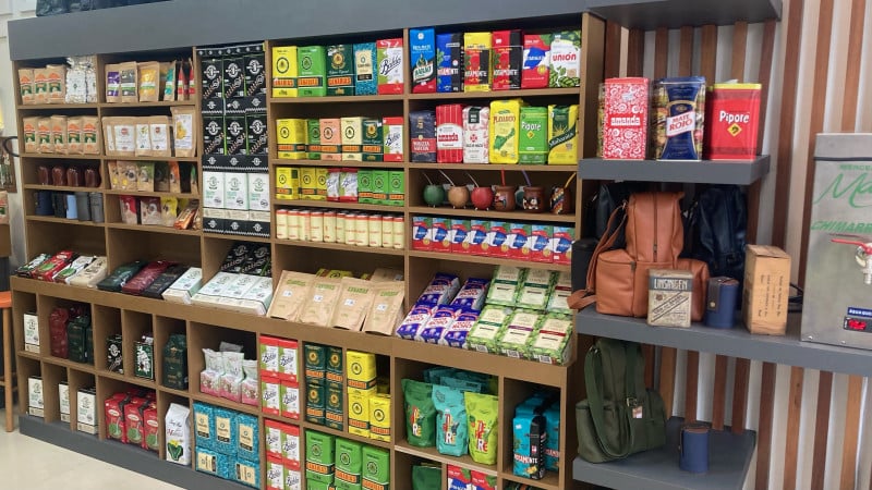 A loja reúne ervas brasileiras, argentinas, uruguaias e paraguaias Foto: MERCEARIADOMATE/DIVULGAÇÃO/JC